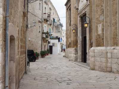 Tra la Muraglia e piazza San Pietro si apre una stretta via: � strada di Santa Scolastica, quella che ospita l�entrata della chiesa dedicata alla santa benedettina